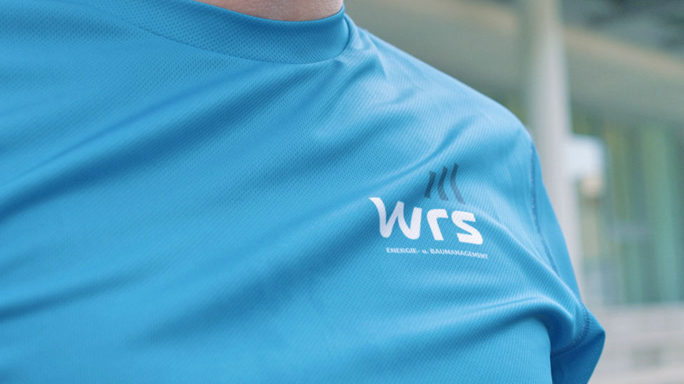 Detailaufnahme eines T-Shirts mit dem WRS Logo